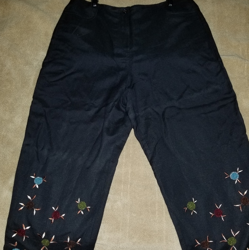Larry Levine Black Linen Beaded Capri Pants